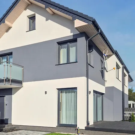 4 Bedroom Gorgeous In Holiday home *