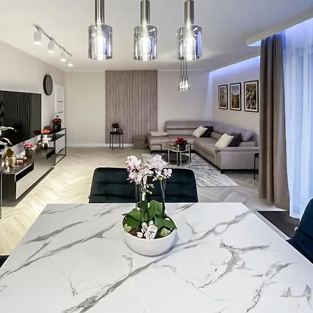 4 Bedroom Gorgeous In Holiday home *
